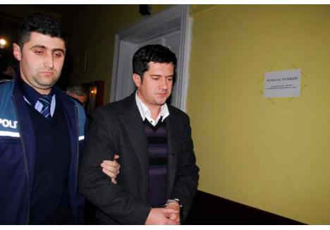 ŞPĂGAR SENSIBIL. Sebastian Secoşan (foto) a fost denunţat de Ciprian Iova pentru că devenise nesătul, cerându-i trei şpăgi în mai puţin de o lună. Reţinut de procurorii DNA, şeful de la Protecţia Consumatorilor a izbucnit în lacrimi în timpul audierilor de la Tribunalul Bihor, motiv pentru care judecătorul Ovidiu Galea l-a arestat doar pentru 20 de zile şi l-a ferit de ochii presei, interzicând accesul ziariştilor la pronunţarea soluţiei de arestare